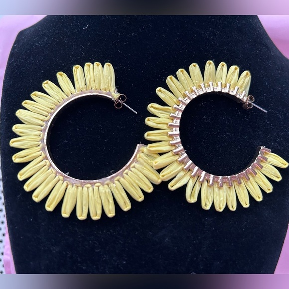 4/$20 Large yellow raffia sunflower 2.5 hoop earrings- NWOT - Picture 2 of 4